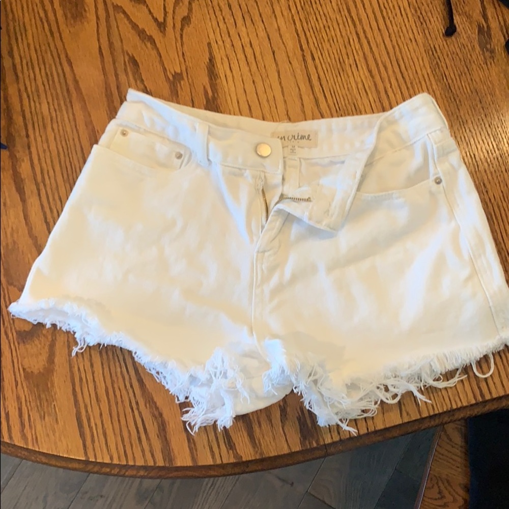 En creme denim shorts size M color white